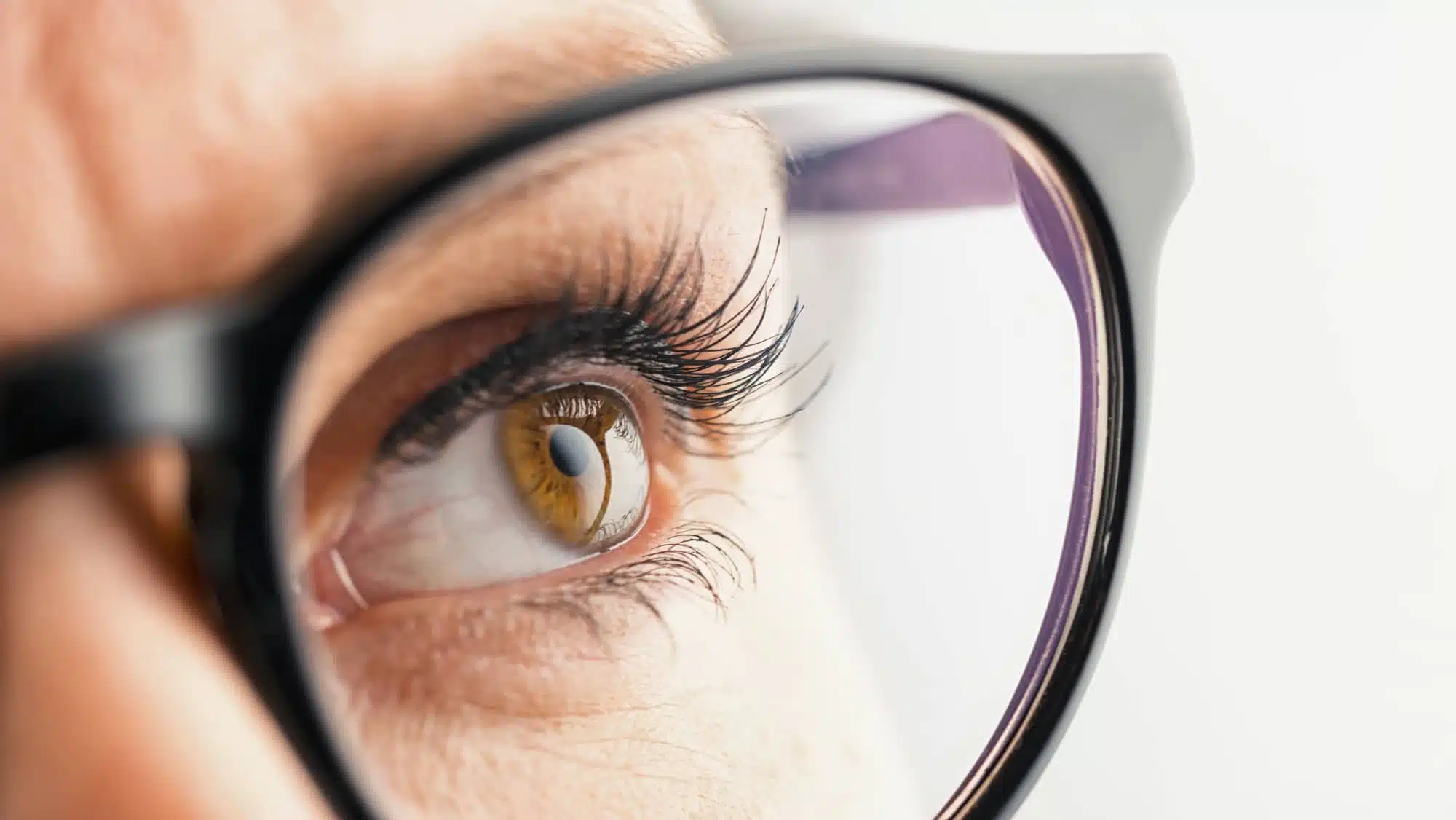 Thoughtful Female Eye With Glasses - Aceleração contábil